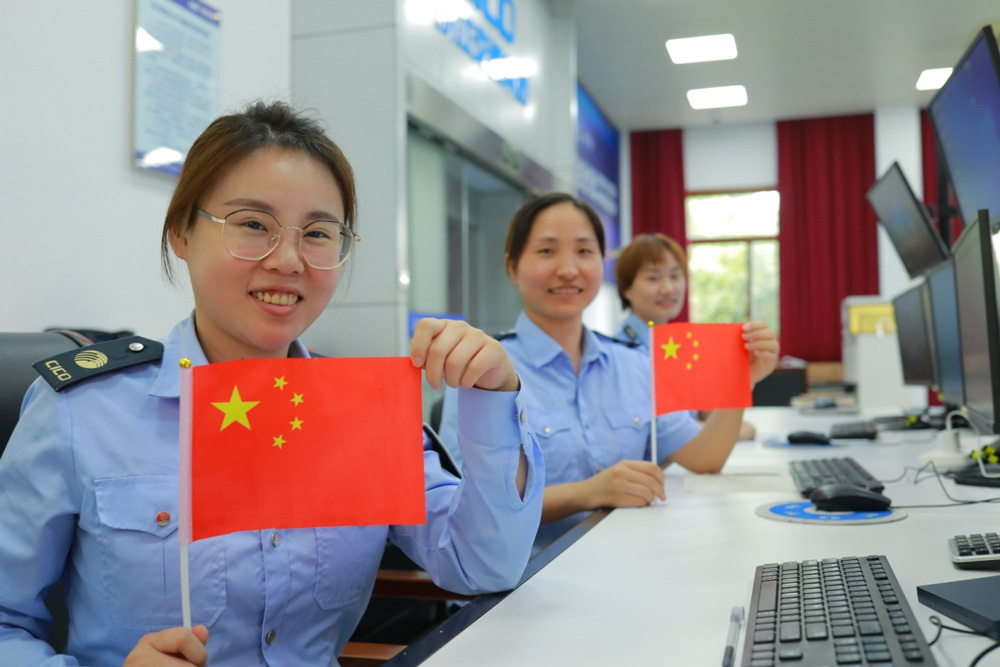 國慶堅守崗位的運行分中心監控員們。杭州南管理中心供圖