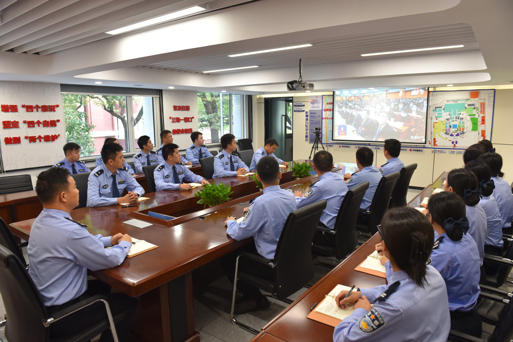 杭州市拱墅區長慶派出所的民警集中收看黨的二十大開幕會直播。長慶街道供圖