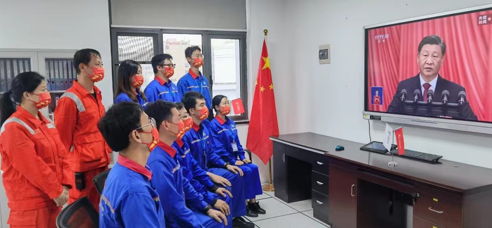 中國石化溫州濱海油庫組織員工收看黨的二十大開幕會。林圣澤攝