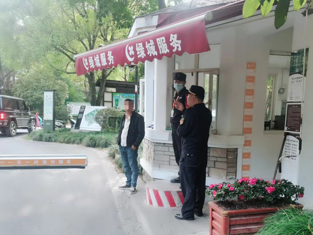 近日，余杭區余杭街道綜合行政執法隊對一起隨意傾倒、拋灑、堆放城市生活垃圾的行為開具電子罰單。余杭區綜合行政執法局供圖