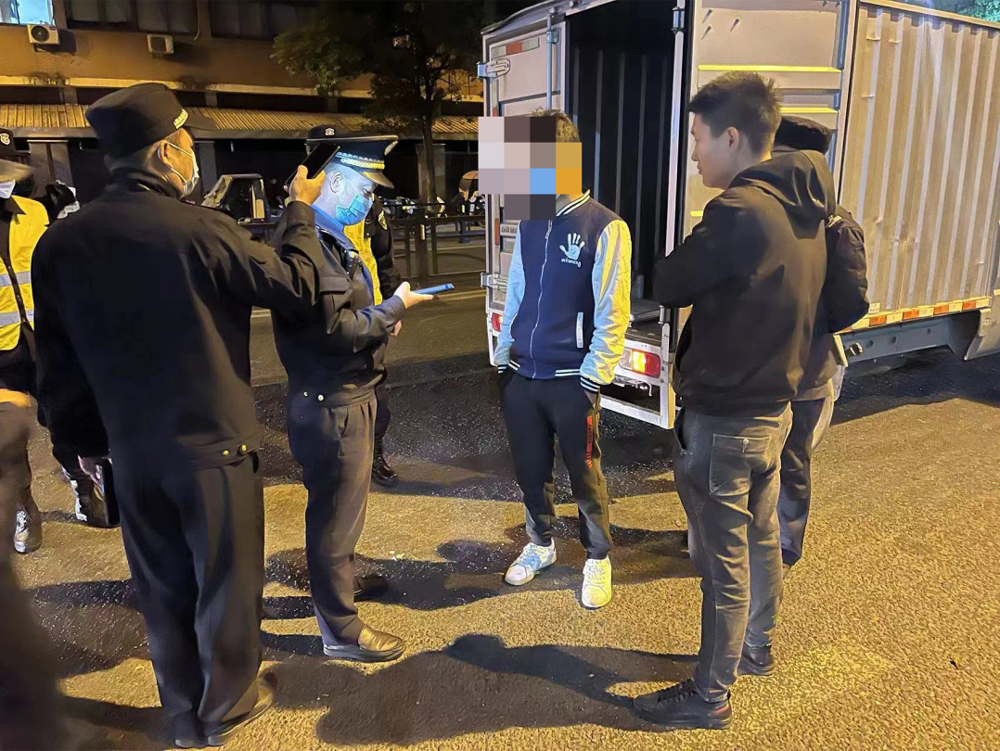 近日，余杭區農副物流中心綜合行政執法隊對一起擅自占用城市道路設施的行為開具電子罰單。余杭區綜合行政執法局供圖