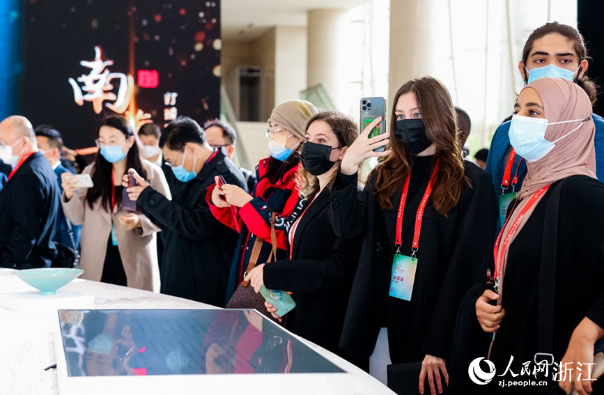 “宋瓷夢華”——青瓷沉浸式交互藝術展開展。人民網 張帆攝