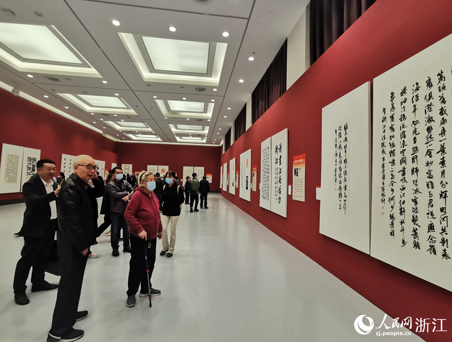 書法篆刻名家圍繞“詩畫江南 活力浙江”主題展開創作。人民網 記者張麗瑋攝