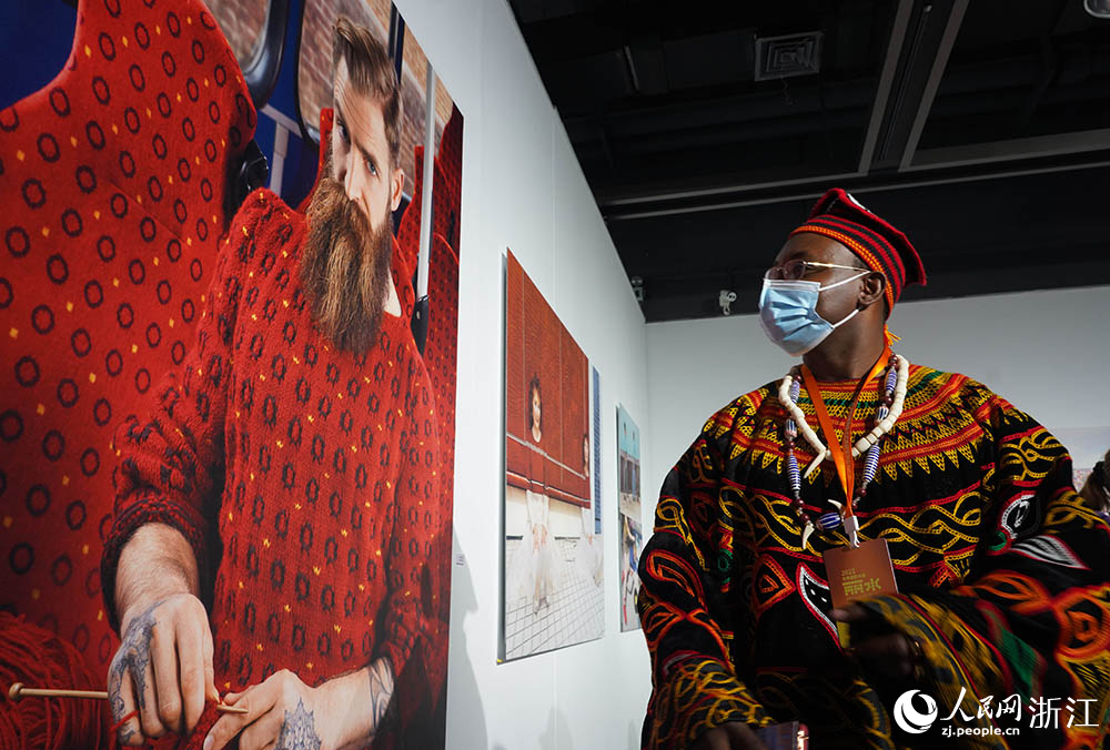 觀眾在麗水美術館觀看“世界之城”全球攝影主題聯展。人民網 章勇濤攝