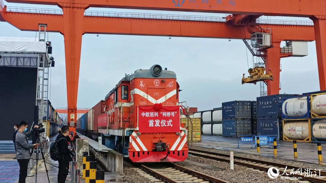 “柯橋號”列車蓄勢待發。人民網 陳陸洵攝