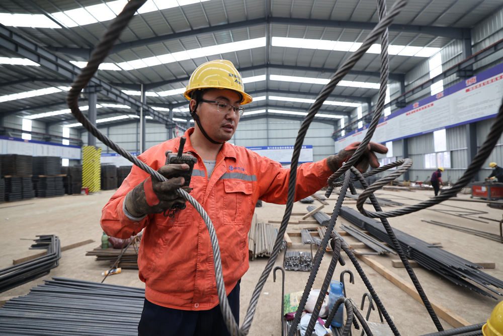 36歲的徐衛國，熟練地操作桁車已經有十多年。余杭交通運輸局供圖