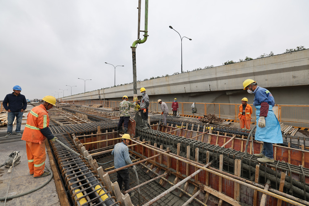 良祥路互通的各匝道橋面上，工人們有序推進各項建設。余杭交通運輸局供圖