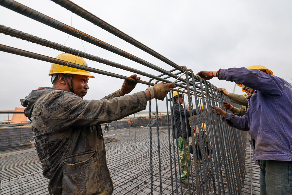 不同年齡段的工人也在班組長的分配下各司其職，配合默契。余杭交通運輸局供圖