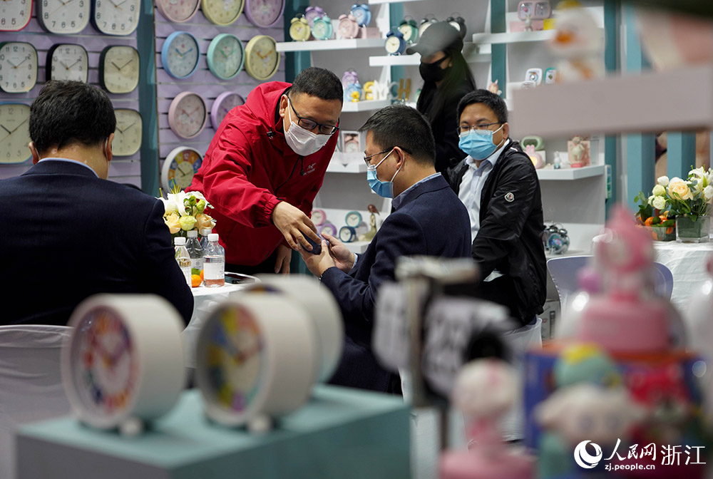 11月24日，客商在義烏國際博覽中心采購商品。人民網 章勇濤攝