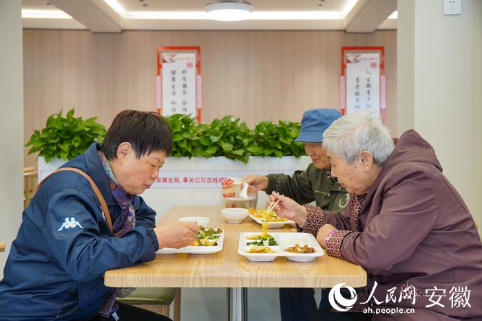 上午11時，老年食堂迎來第一波客人。人民網 陳若天攝_結果.jpg