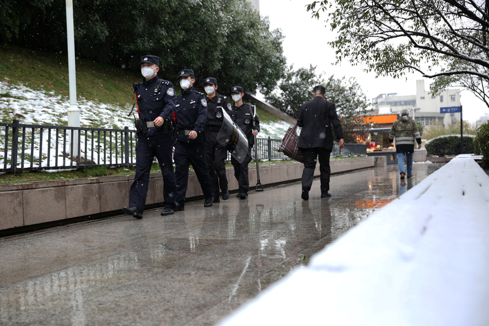 杭州站派出所民警冒雪徒步開展巡邏。陳清攝