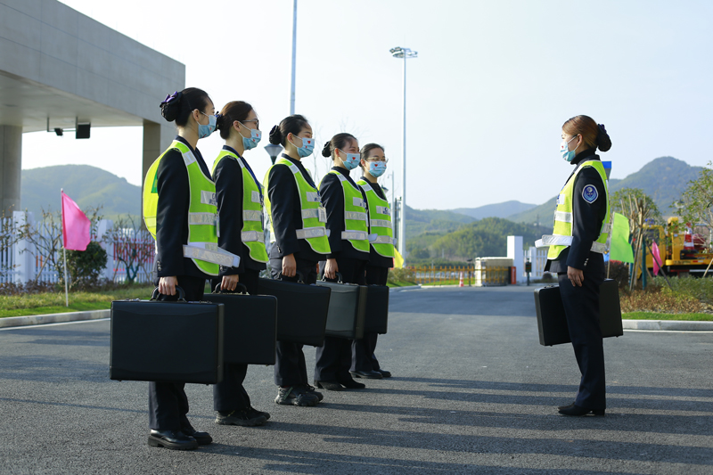 精心保障春運返鄉路。杭州南管理中心供圖