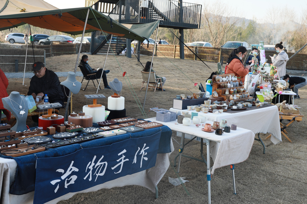 近日，湖州市安吉縣孝豐鎮溪南村文化禮堂舉辦了一場新年集市。湖州市文明辦供圖