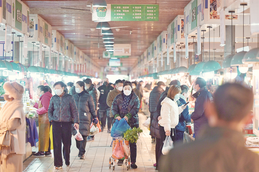 菜場里人流涌動，購銷兩旺。黃瀚攝