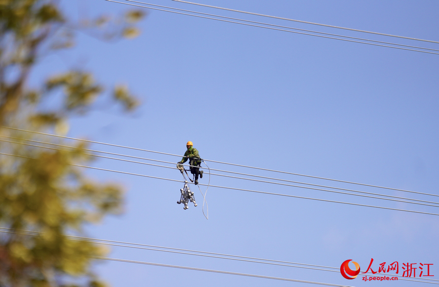輸電塔上的“蜘蛛人”。人民網 記者郭揚攝