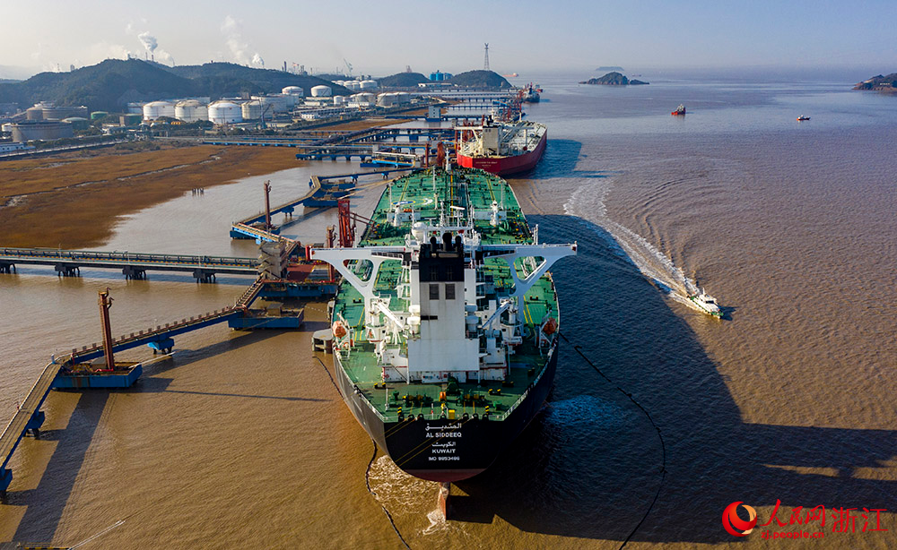 在浙江寧波中國石化鎮海煉化算山碼頭，兩艘30萬噸級大型油輪正在卸載作業。人民網 章勇濤攝