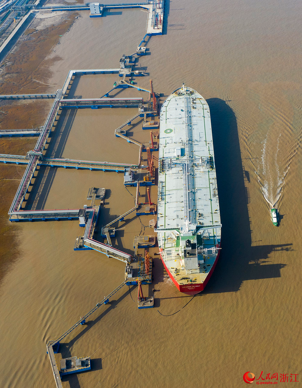 在浙江寧波中國石化鎮海煉化算山碼頭，“海巡07105”輪開展水上巡航檢查，保障原油、電煤等重點物資運輸暢通。人民網 章勇濤攝