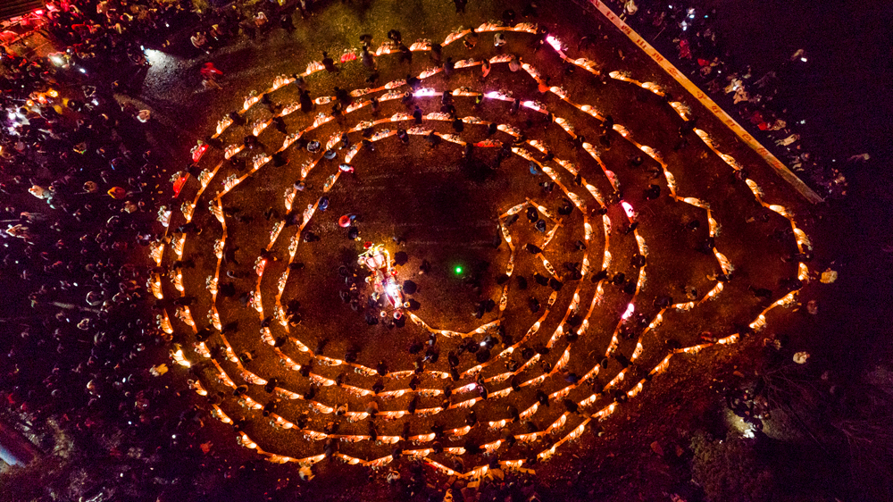 金竹溪村鑼鼓喧天，人頭攢動，村民舞起一條360多米長的“板凳龍”，吸引了周邊村民前來觀看。陳月明攝