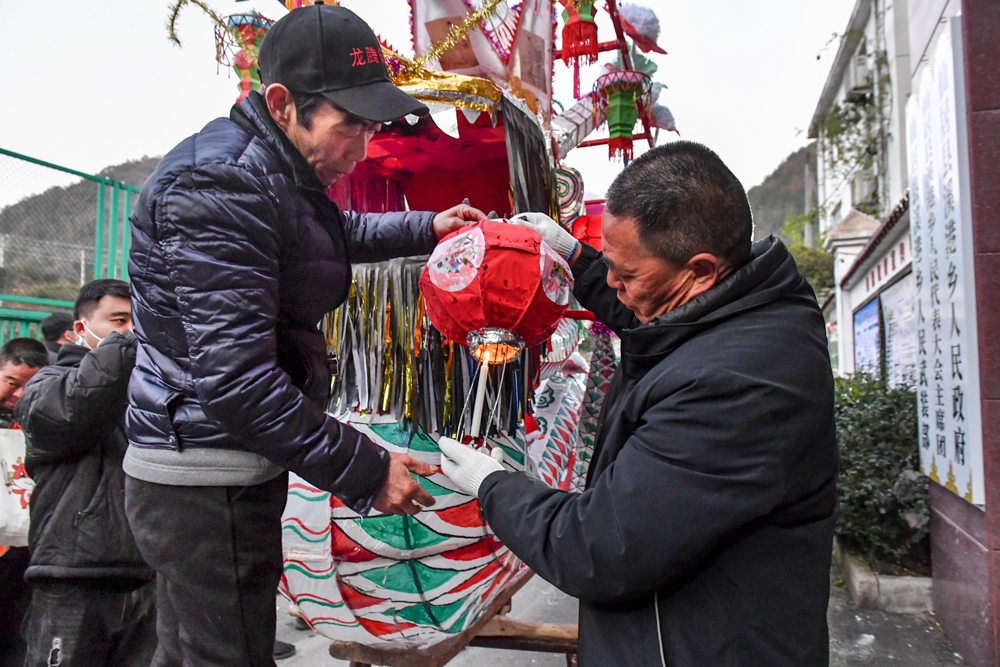 村民制作“板凳龍”。陳月明攝