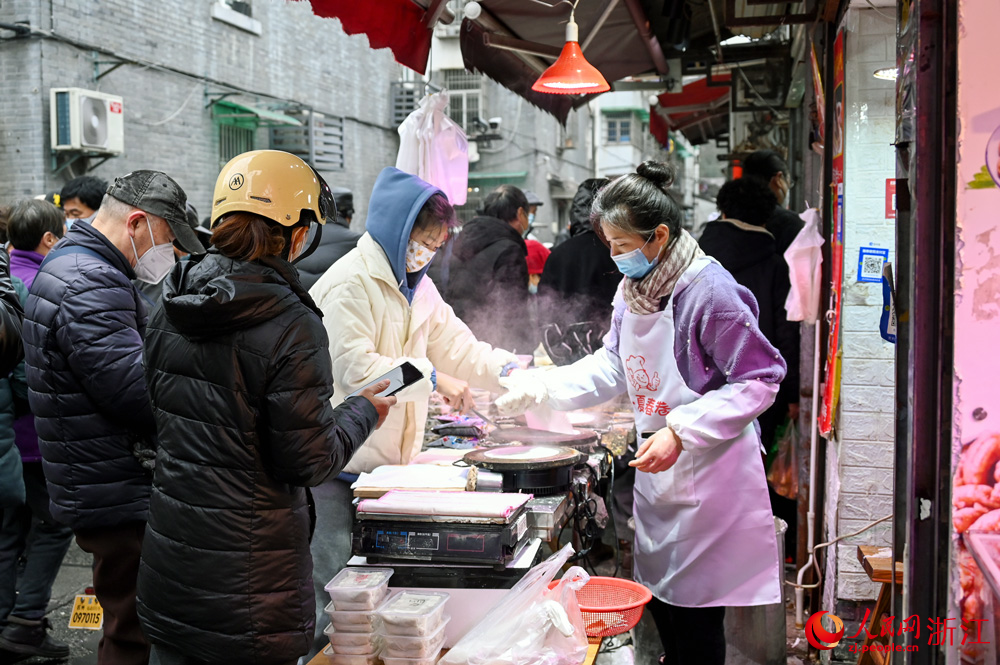 1月21日早，在杭州的“馬路菜場”大馬弄，市民忙著采購年夜飯的食材。人民網 葉賓得攝