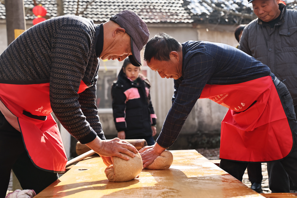 村民制作岕里花團。楊惠紅攝