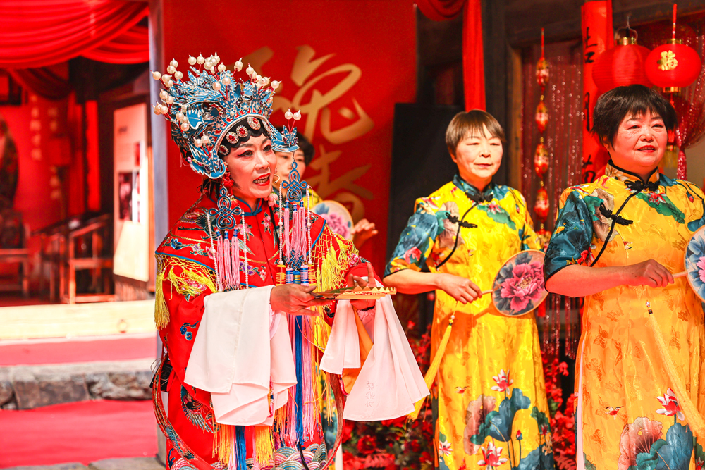 村民表演戲曲。楊惠紅攝