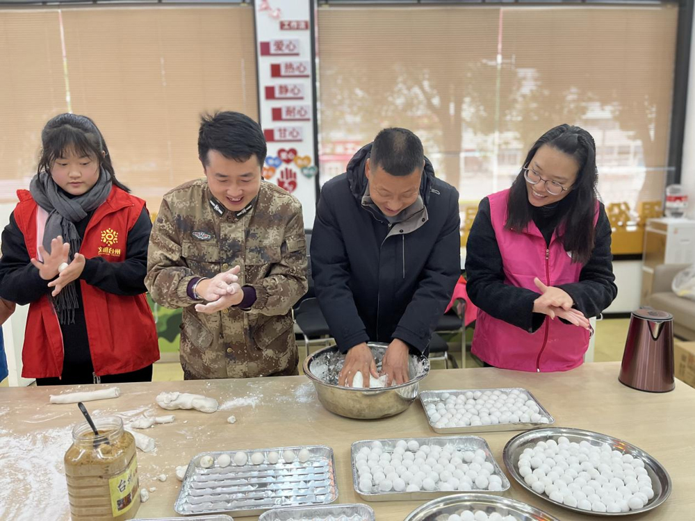 軍人家屬與志愿者一起包湯圓。王保初攝