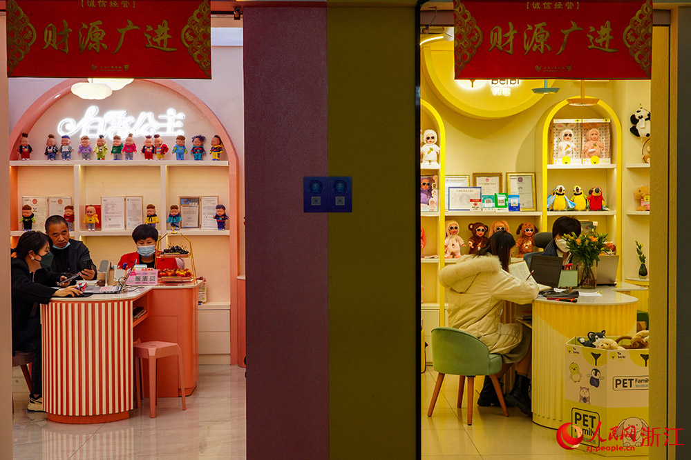 2月2日，在義烏國際商貿城，市場經營戶忙碌著。人民網 章勇濤攝