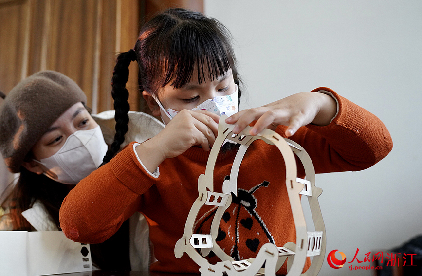在“宮兔鬧春——親子手作兔子燈”活動現場，孩子和家長一起制作兔子燈。人民網記者 郭揚攝