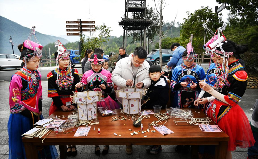 臺胞臺屬們帶孩子體驗花燈制作。云和縣委宣傳部供圖