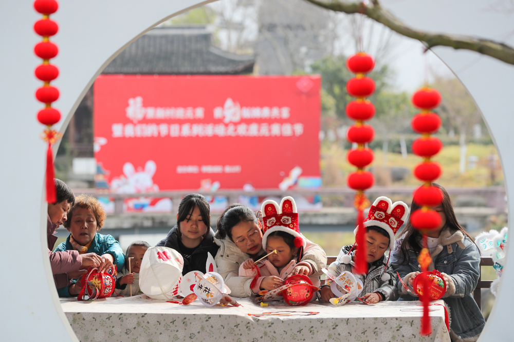 村民制作花燈。王正攝