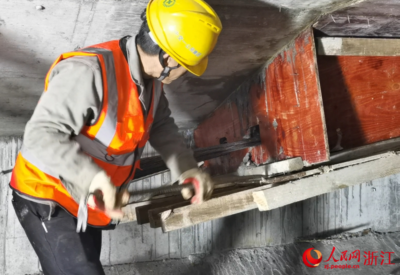 鄧勤倬在箱梁中拆除箱式內模。人民網 張帆攝