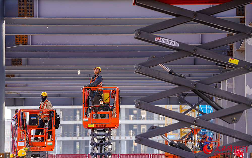 麗水國際會展中心項目施工現場，工人正在緊張作業。人民網 章勇濤攝
