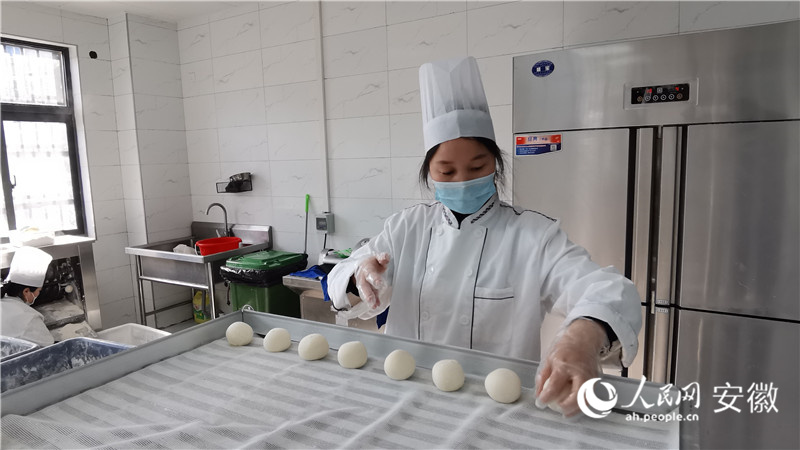 養老服務中心制作的饅頭受到老人一致好評。人民網 胡雨松攝