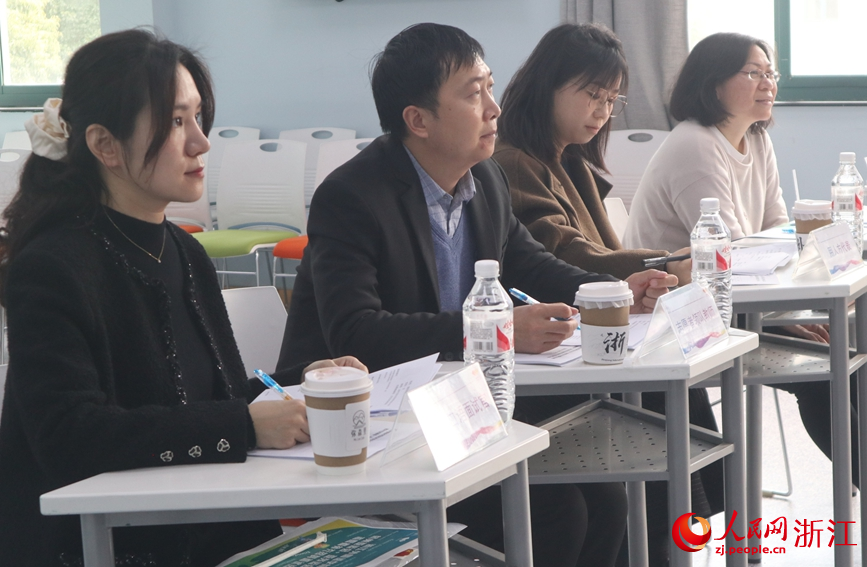 面試官考察學生志愿者的形象禮儀和志愿服務專業知識。人民網 張帆攝