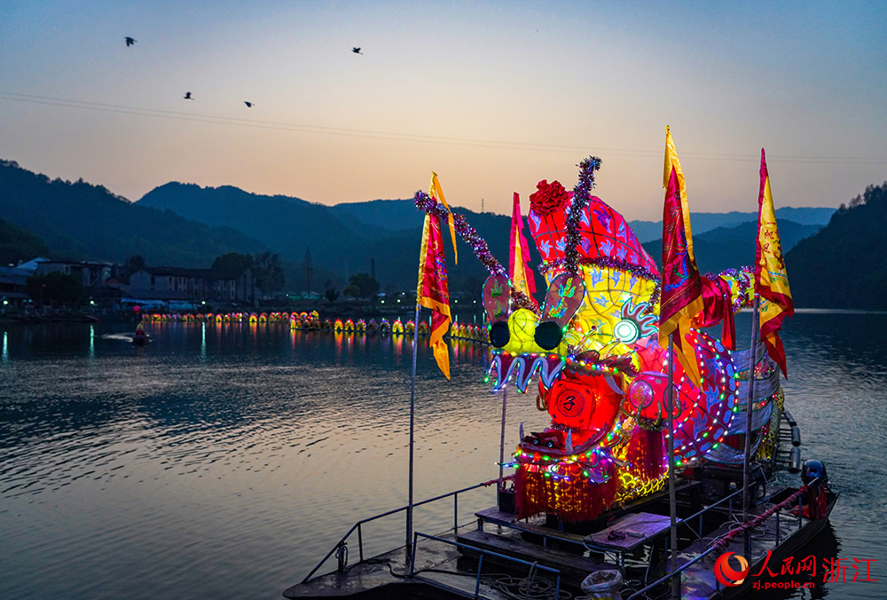 在麗水云和縣，100多節、長達280多米的“甌江蛟龍”橫臥在江面上。人民網 章勇濤攝