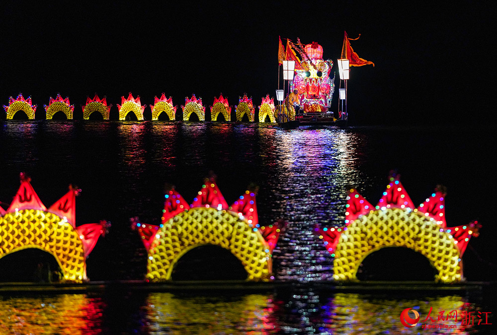 在麗水云和縣，100多節、長達280多米的“甌江蛟龍”橫臥在江面上。人民網 章勇濤攝