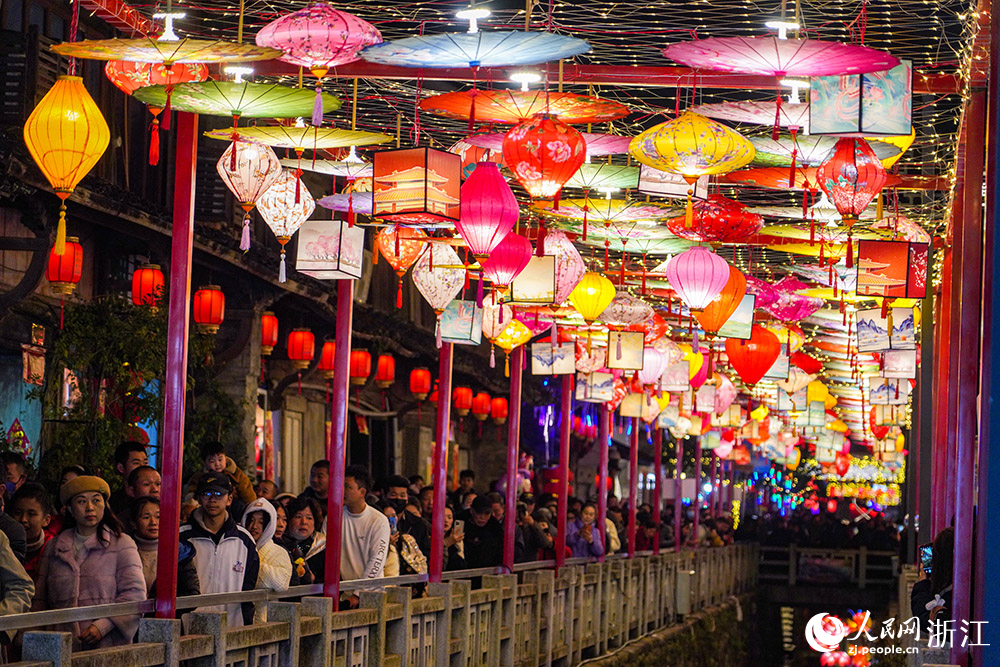 市民游客在臺州市黃巖區宋渠直街賞燈游玩。人民網 章勇濤攝