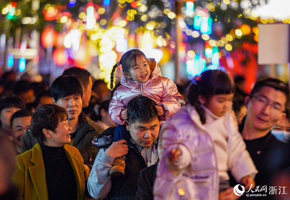 市民游客在臺州市黃巖區宋渠直街賞燈游玩。人民網 章勇濤攝