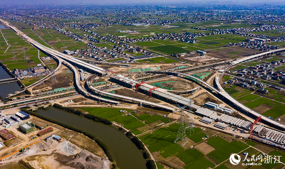 2月27日，空中俯瞰杭甬復線寧波一期項目寧波前灣新區段。人民網 章勇濤攝