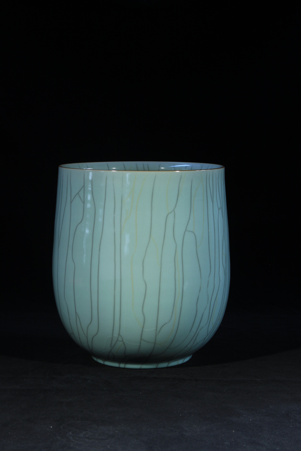 展出的龍泉青瓷展品（哥窯深缽）。龍泉市委宣傳部供圖