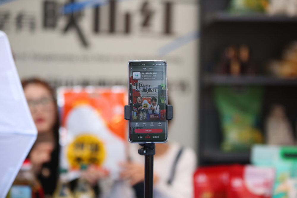 依托杜鵑花節開展助農直播。張光劍攝