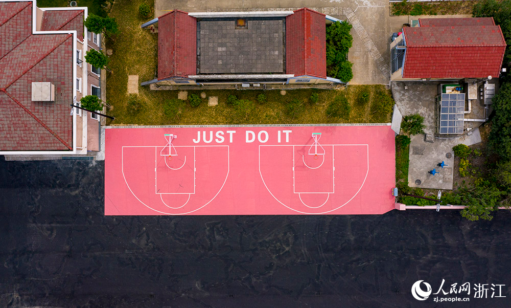 足球公園外墻粉刷為時尚活力的粉紅色，休閑吧、公廁等為運動市民提供配套服務。人民網 章勇濤攝