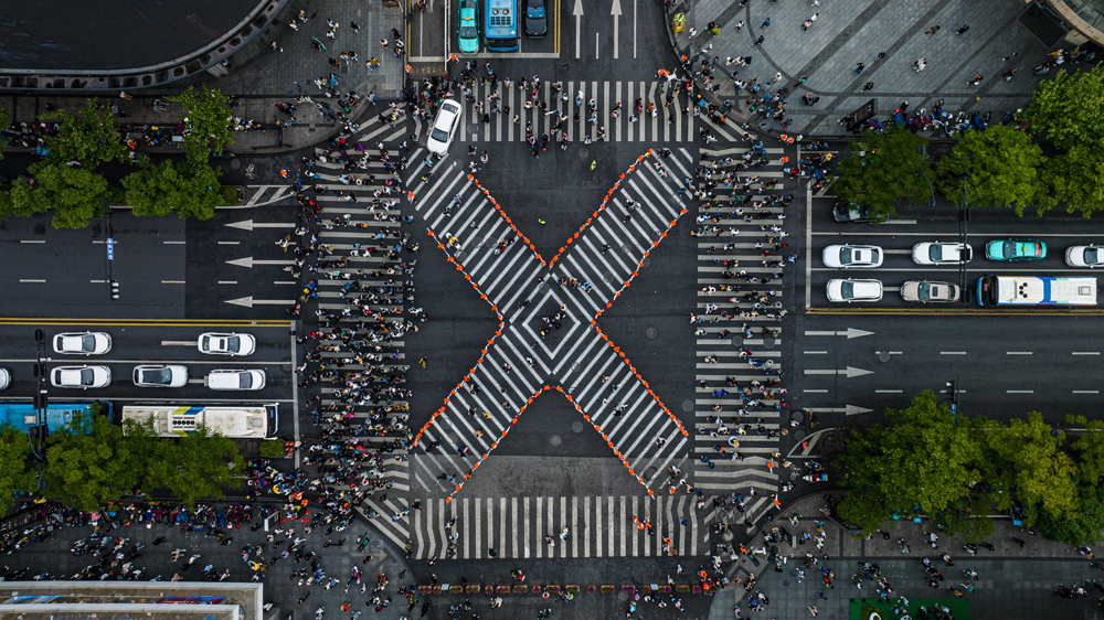 “最美人墻”2.0版在杭州西湖邊正式上線。湖濱街道供圖