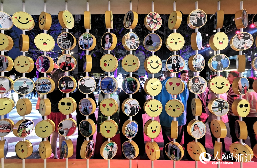 一張張笑臉，拉近心與心的距離。人民網記者 張麗瑋攝