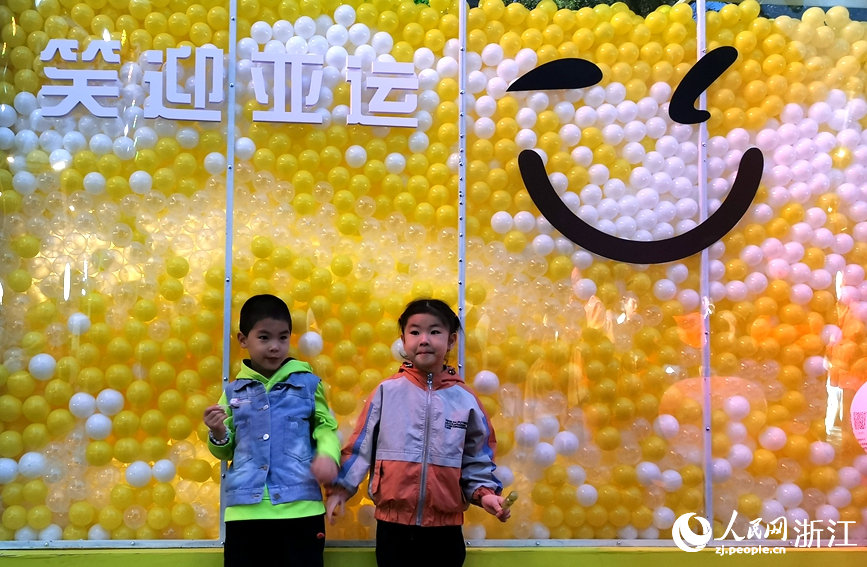 一張張笑臉，拉近心與心的距離。人民網記者 張麗瑋攝