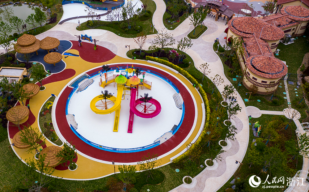 空中俯瞰浙江省舟山市岱山縣秀山島主題滑泥公園。人民網 章勇濤攝