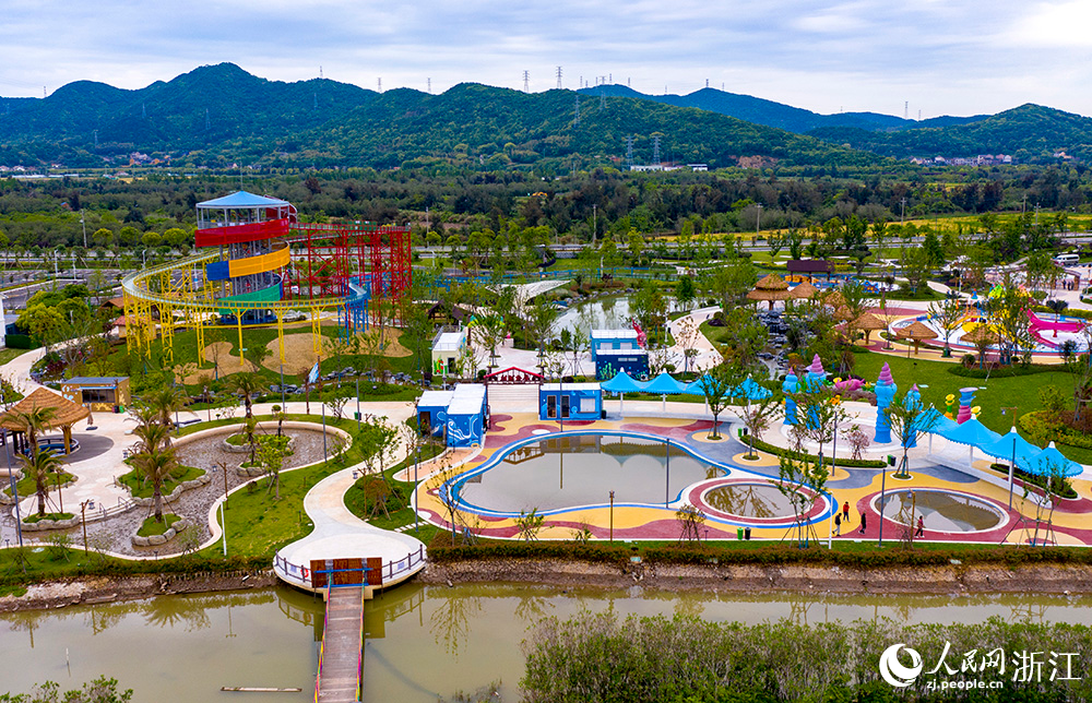 空中俯瞰浙江省舟山市岱山縣秀山島主題滑泥公園。人民網 章勇濤攝