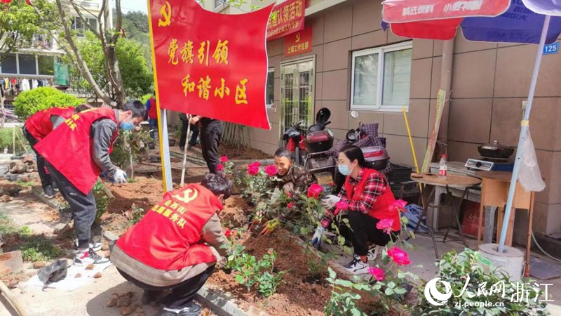 白云社區黨員進行綠化帶美化工作。人民網 劉欣蔚攝