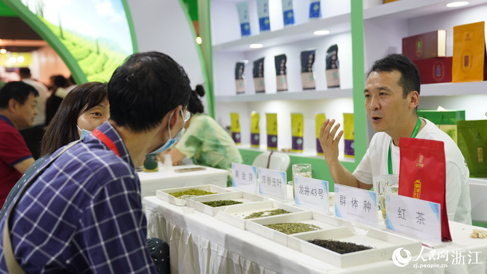 5月20日，第五屆中國國際茶葉博覽會在杭州開幕，市民、游客們前來體驗一場“茶的盛宴”。人民網記者 郭揚攝